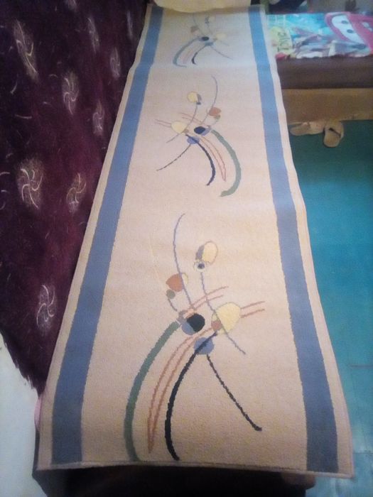 Продается ковровая дорожка стеклянные две полочки и два мяча