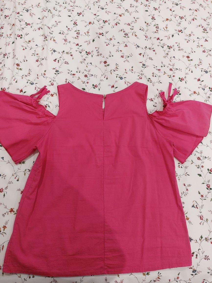 Blusa Rosa sem ombros com laços nas mangas