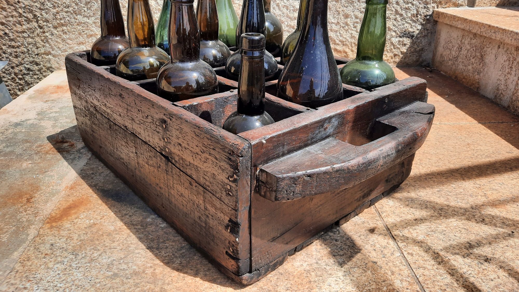 Vintage Caixa de madeira antiga com garrafas antigas
