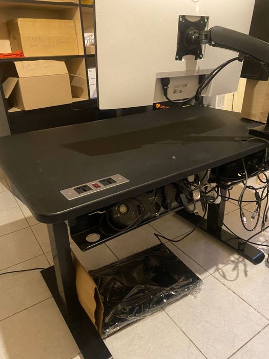 Продаю стіл Cougar Royal Black з електричним регулюванням висоти