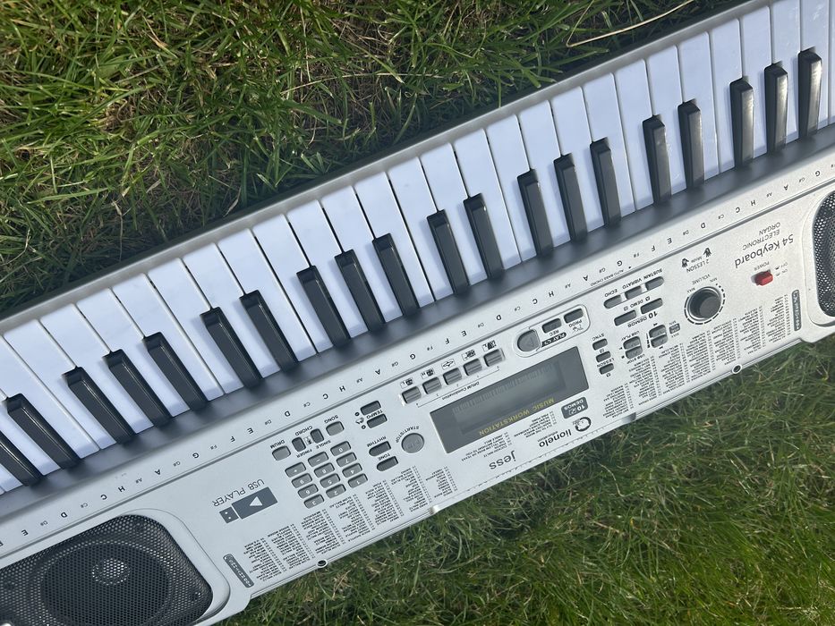 Organy, stan prawie jak nowy super spraedza sie dla początkujacych