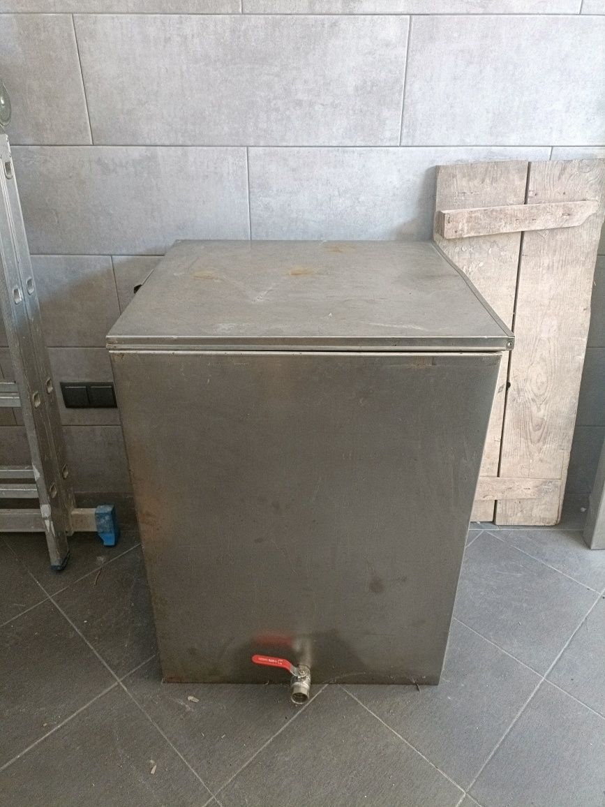 Caixa em inox com torneira