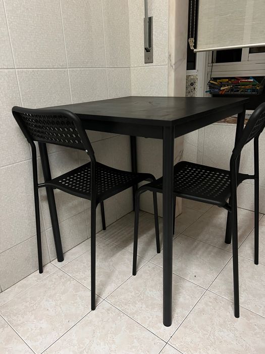 Mesa e cadeiras ikea como novos