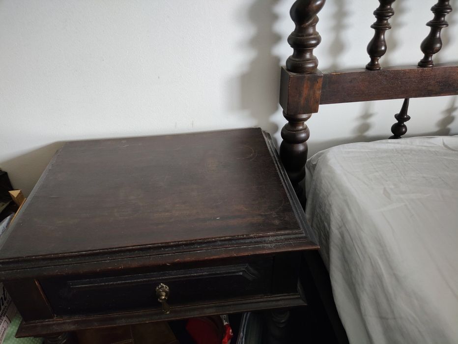 Cama de casal com duas mesinhas