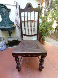 Cadeira antiga de couro