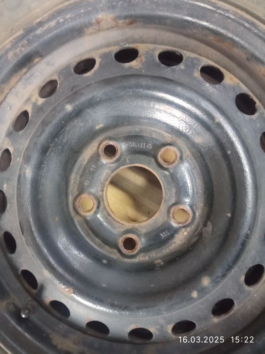 Продам зимові шини в гарному стані на дисках 195/65.r15