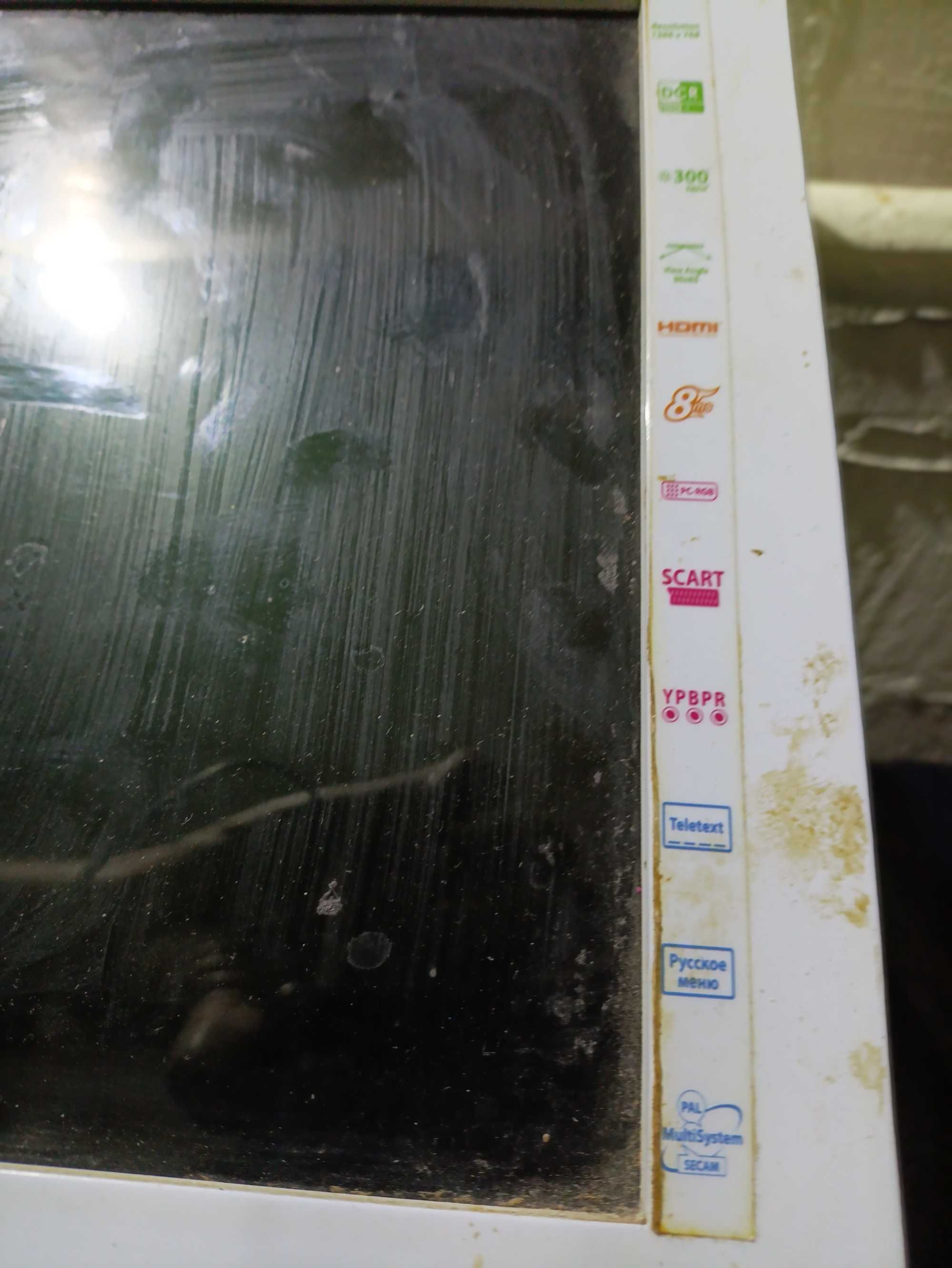 Телевизор Saturn led 15" дюймов 1366×768 белый просто в грязи))