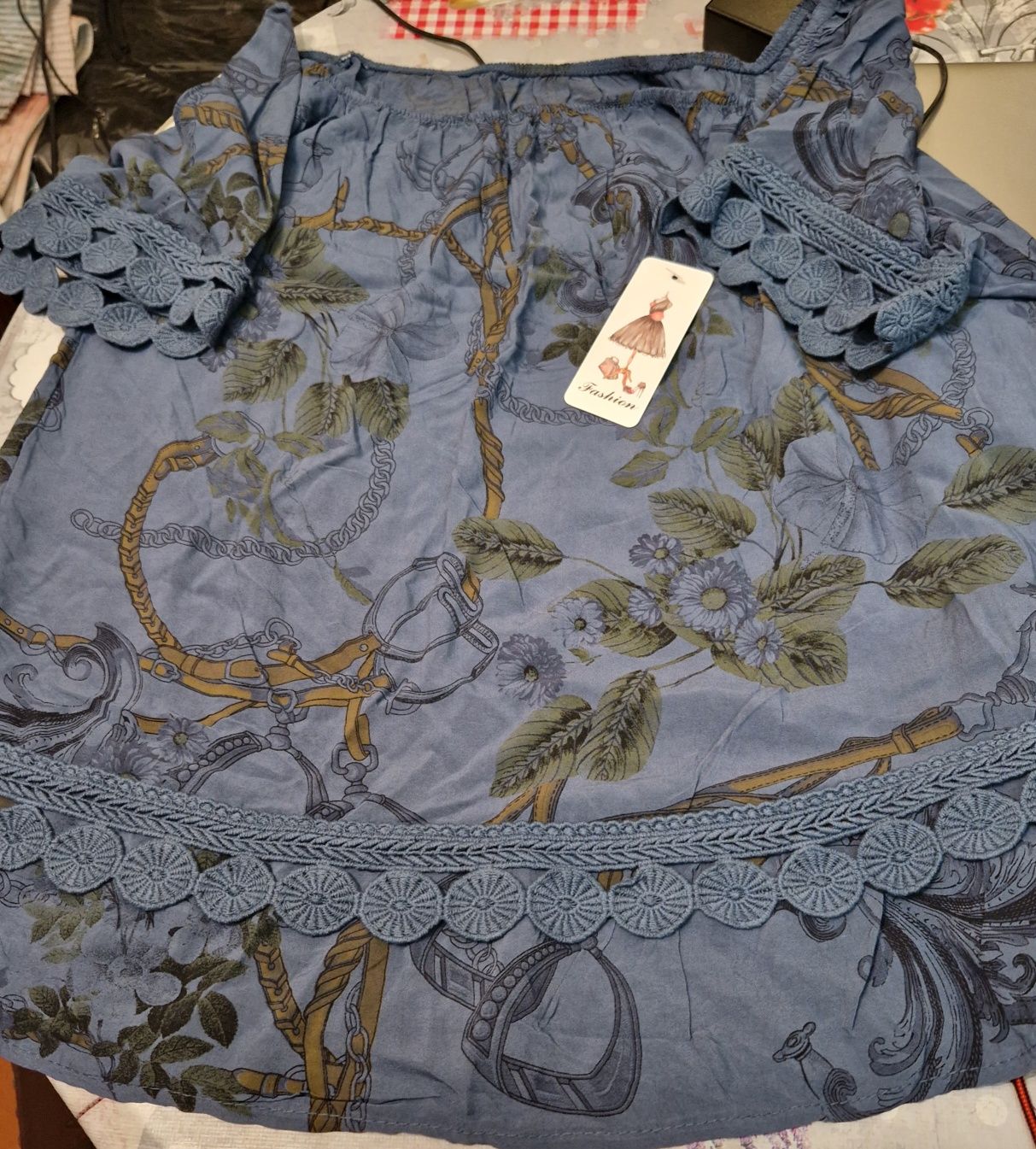 Vestidos novos com etiqueta e blusas novas