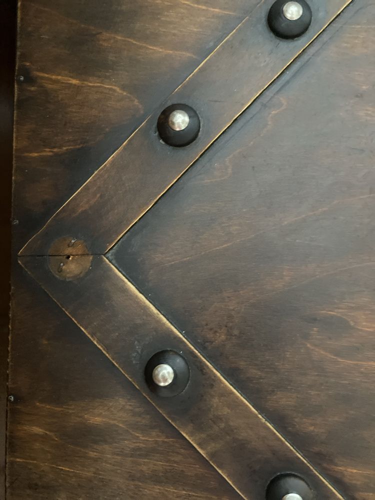 Bau / mesa de apoio em madeira com tachas