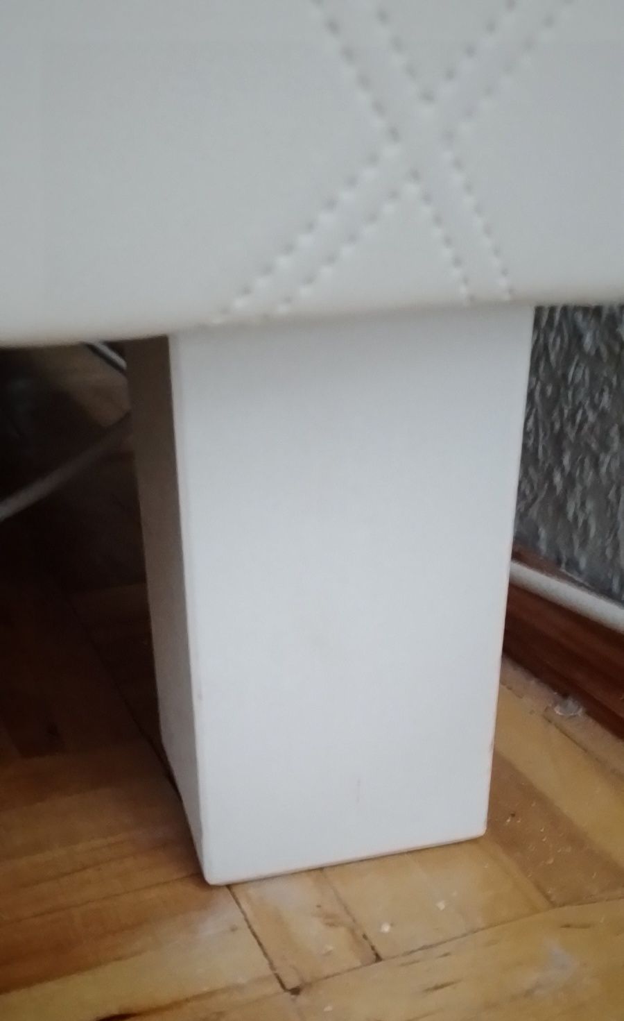 Białe łóżko ze stelażem 140x200
