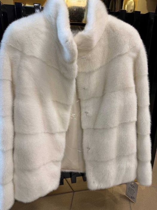 Białe futro z importowanych norek.