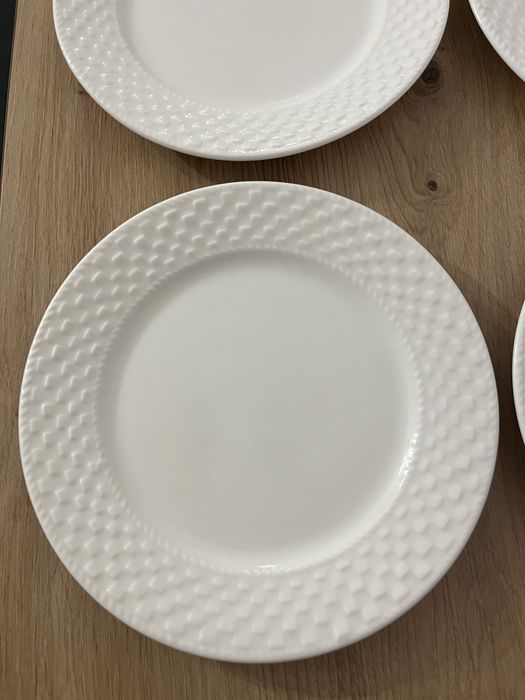 Zestaw talerzy deserowych.