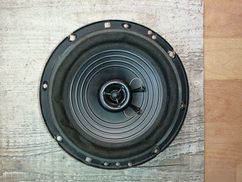 Używany głośnik samochodowy