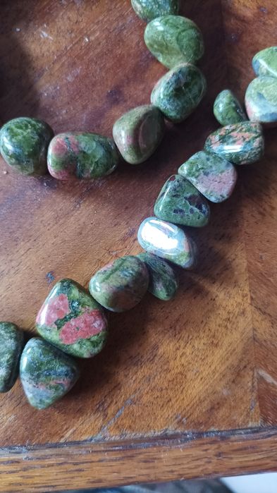 Колье и ожерелья из натуральных камней.