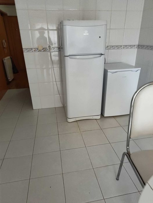 Arrenda-se quarto a estudante universitária