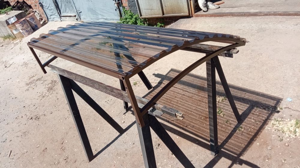 Піддашок над дверима.