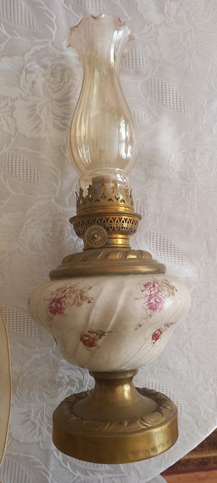 Stara francuska lampa naftowa