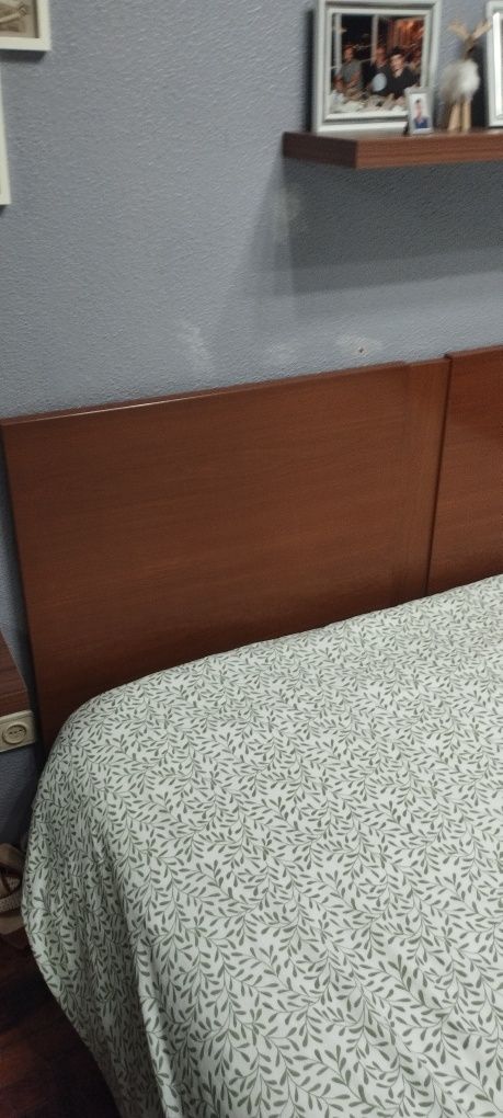 Cama de casal castanha