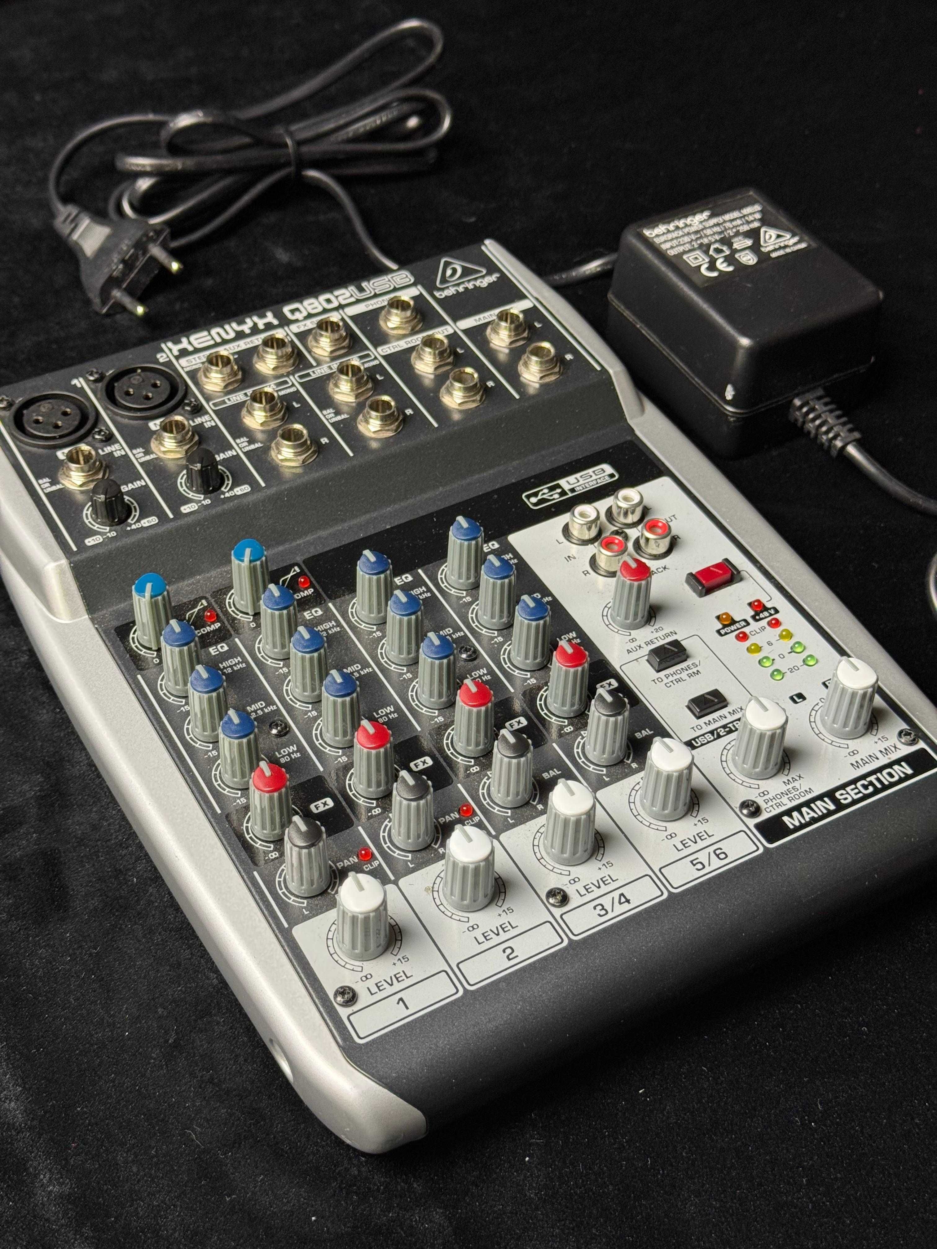 Mesa Mistura / Interface Áudio - Behringer Q802 USB