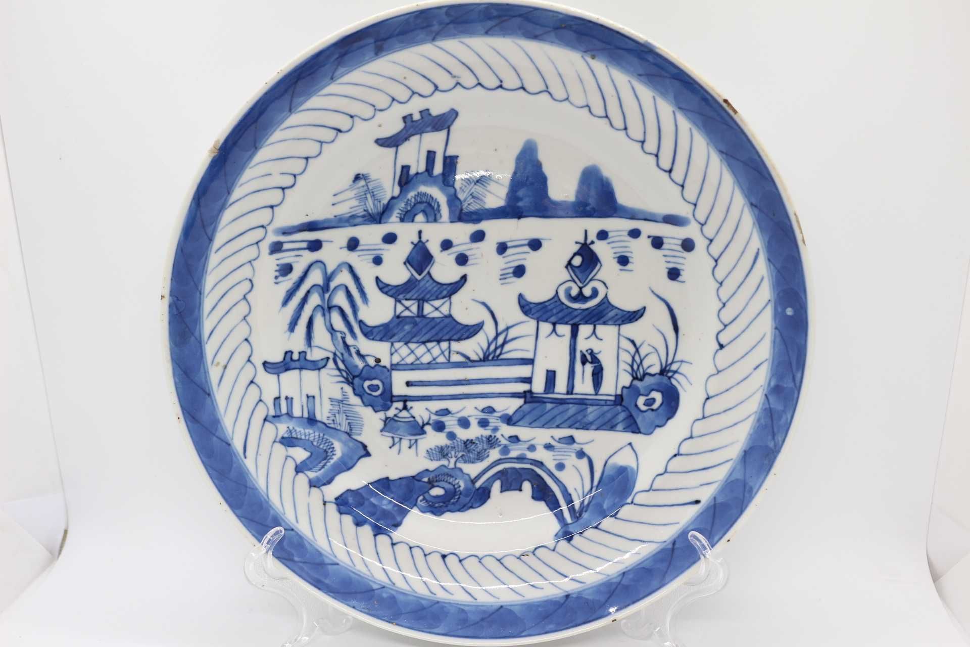 Prato Fundo 25 cm em porcelana Chinesa Fluvial e Pagodes XIX