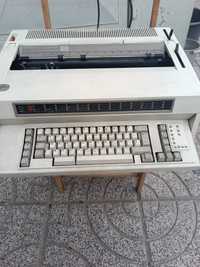 Máquina de escrever antiga IBM 6783