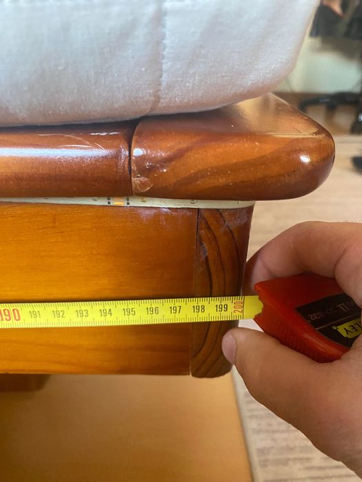 Base de cama em madeira quarto