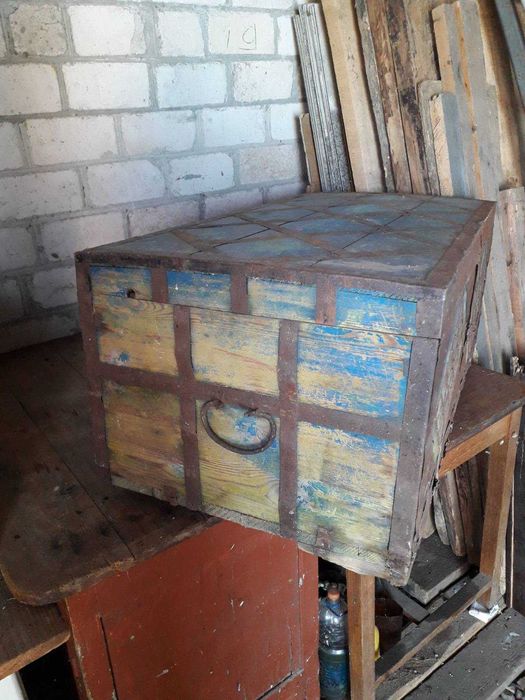 Скриня. Ящик, сундук. Можно для хранения вещей или зерна.