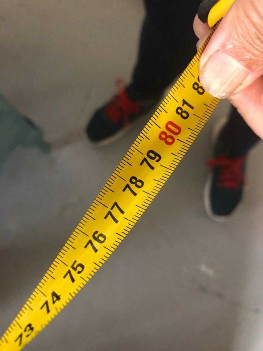 Cómoda restaurada com pintura em tons marinhos e puxadores em cobre