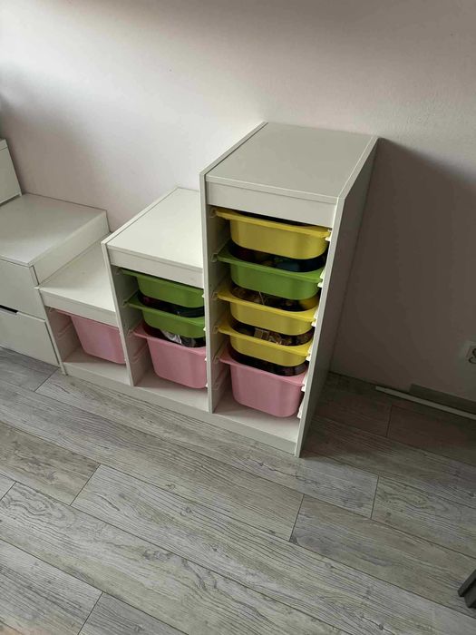 Modułowy regał z pojemnikami na zabawki