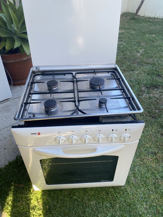Placa e forno marca Fagir.