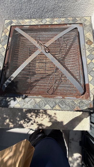 grelha de exterior  para churrascos ou fogueiras no jardim.