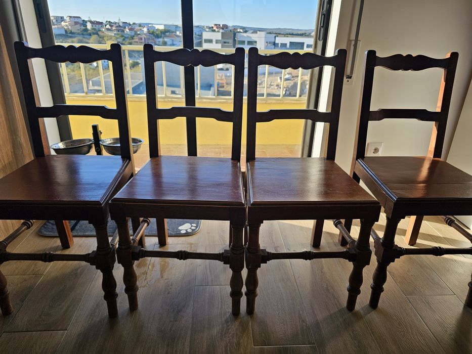 Mesa em madeira com 4 cadeiras