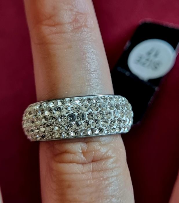 Anel/aliança prateado, em aço, com 5 fiadas de zirconias. T17