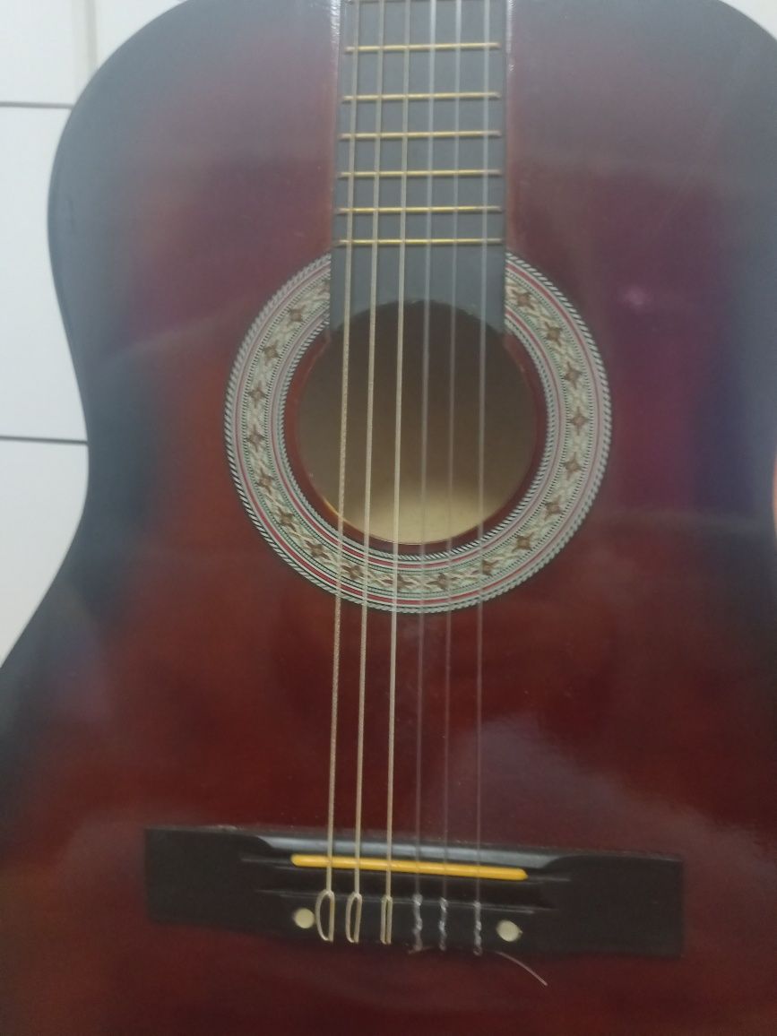 Guitarra com cordas novas