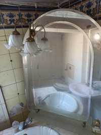 Móvel de quarto de banho, bacia e espelho