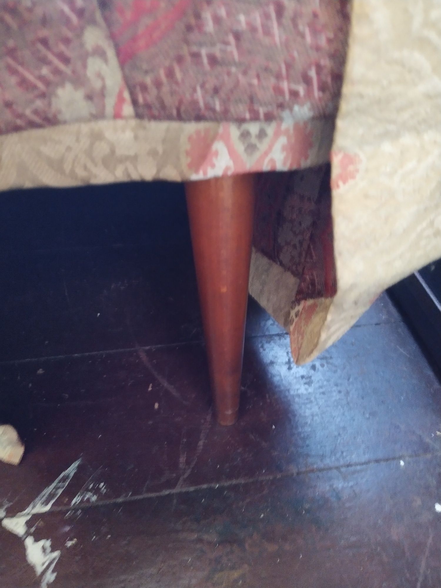 Fotel z drewnianym nóżkami