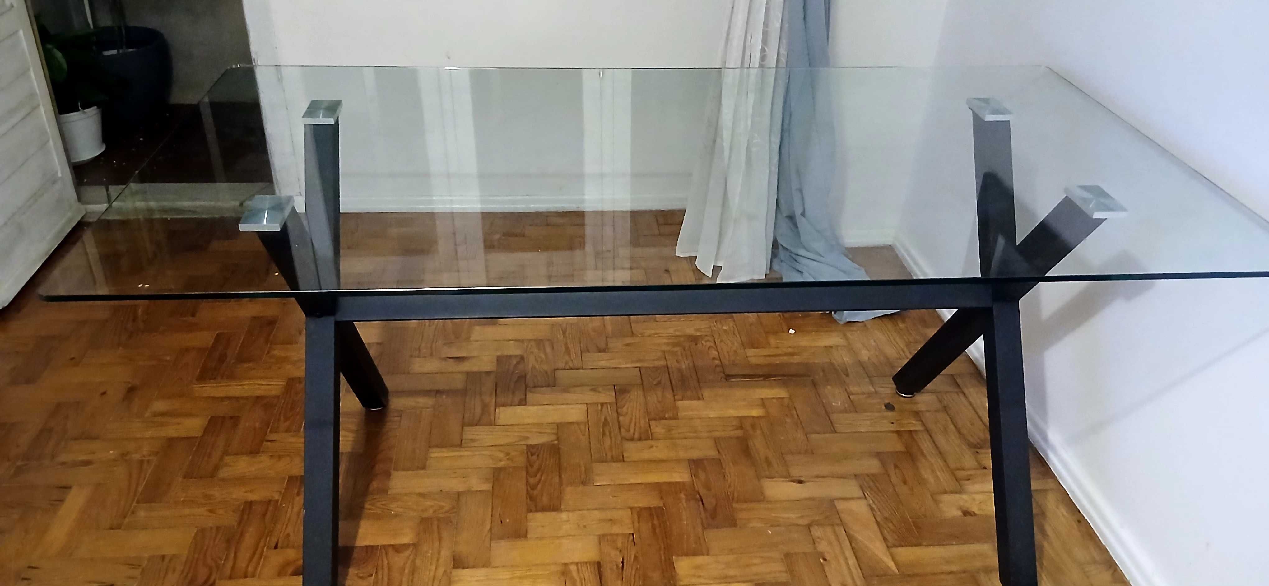 Mesa de vidro sem cadeiras