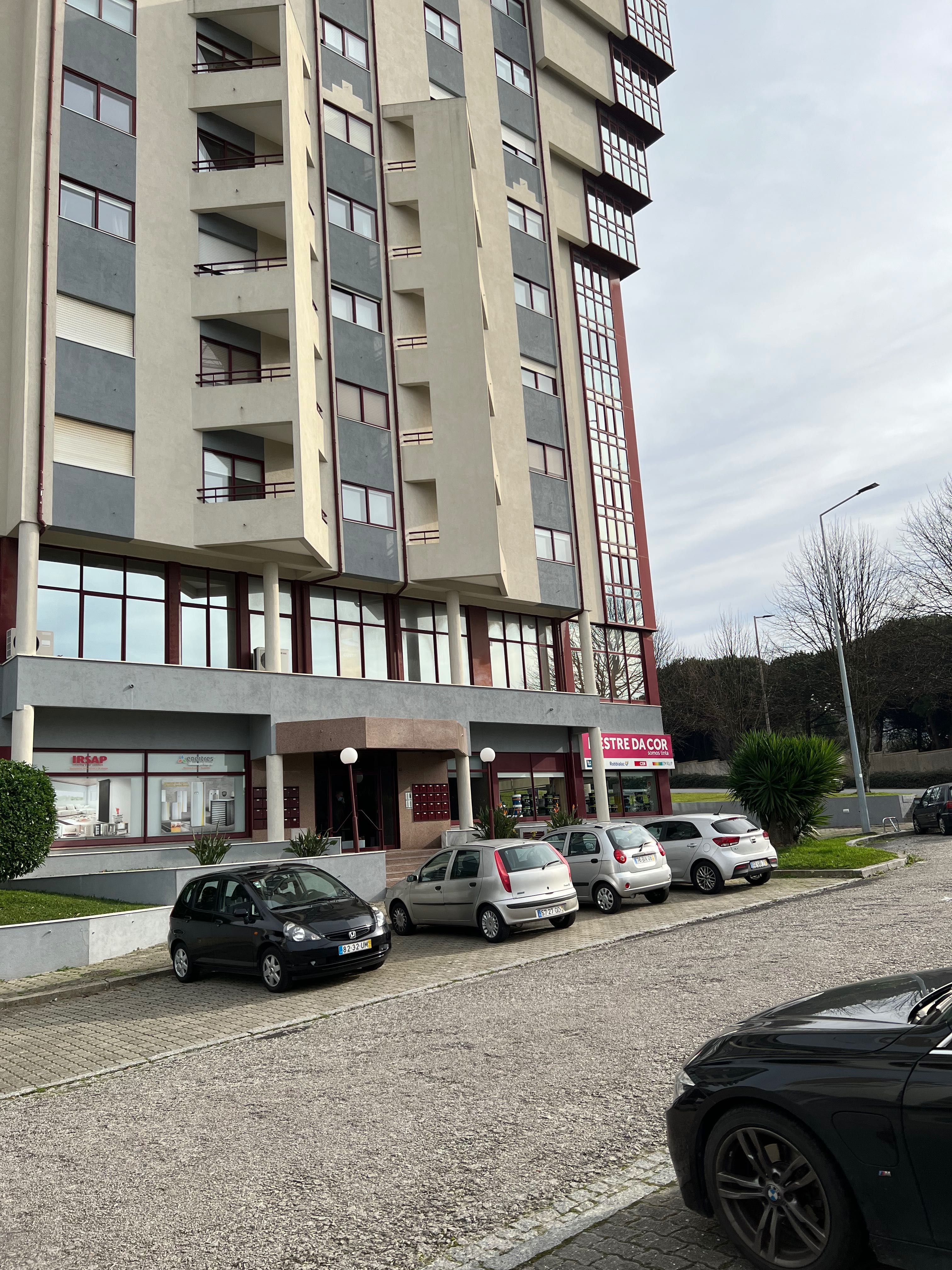 Alugo lugar de garagem na Avenida Infante Dom Henrique, 476