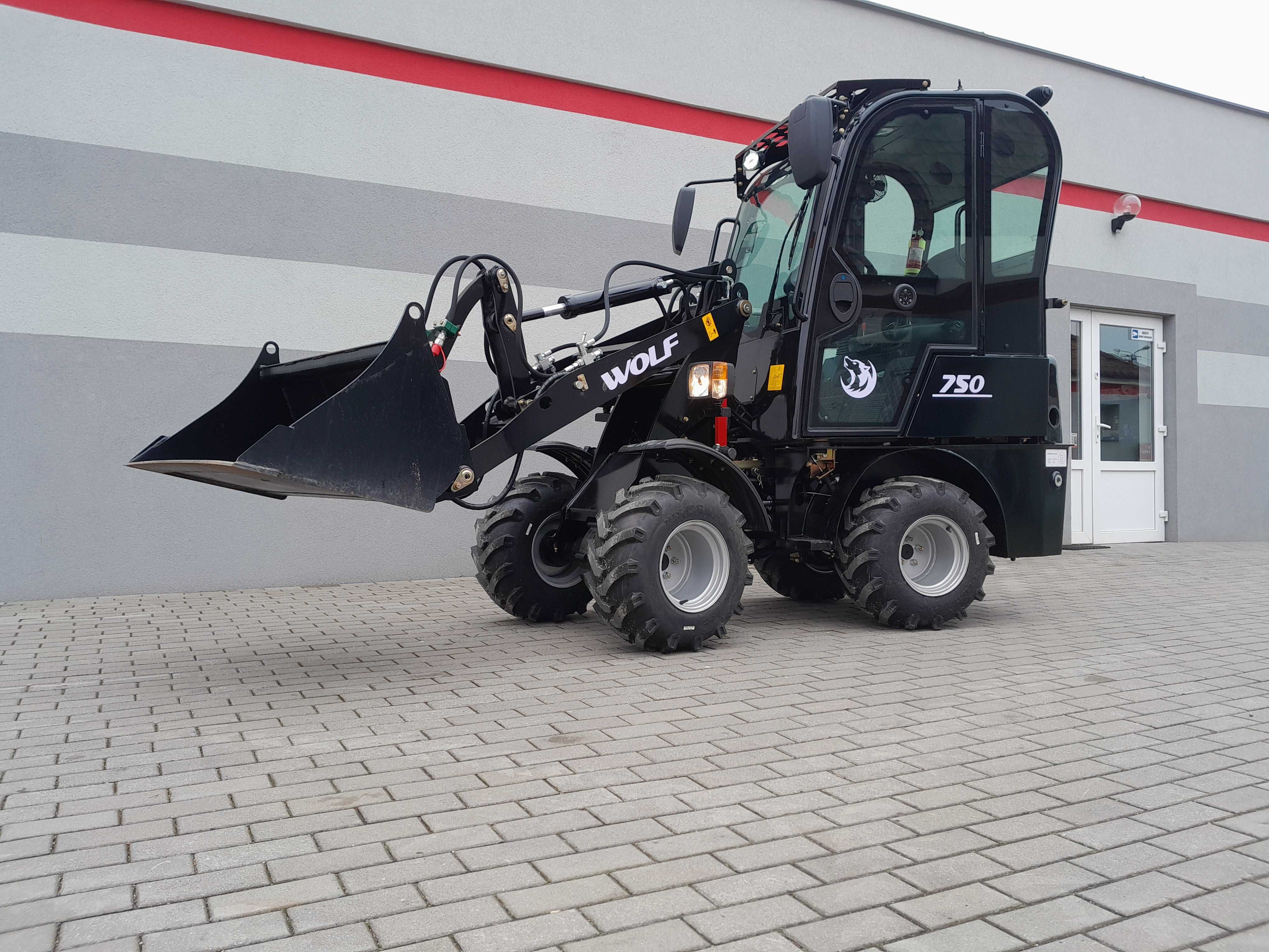 Ładowarka przegubowa WOLF MINI 750 [Silnik PERKINS] z kabiną 2025