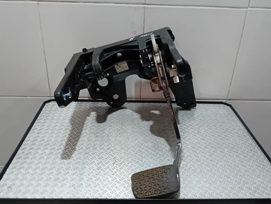 pedał hamulca Europa Opel Astra IV J automat 13303962