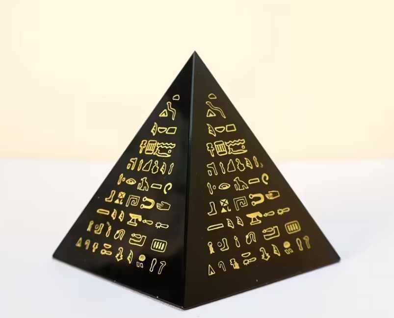 Nowa figurka piramidy