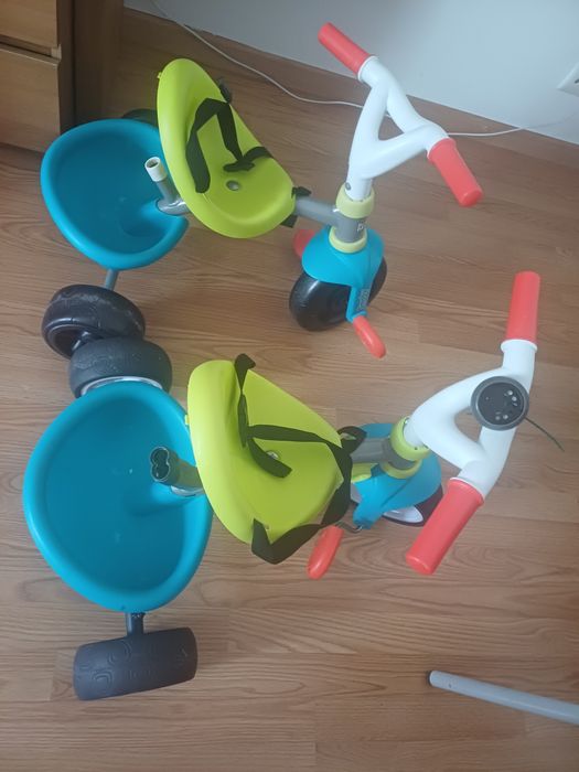 Vendo este dois  Triciclo 15€ cada, entrego na zona arroios.