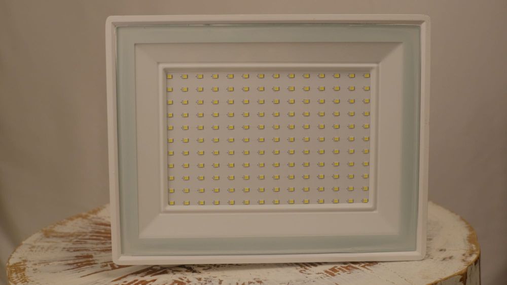 Projetor LED 100W IP65 Branco e Preto 5000K- Só 17,90 Últimas Unidades
