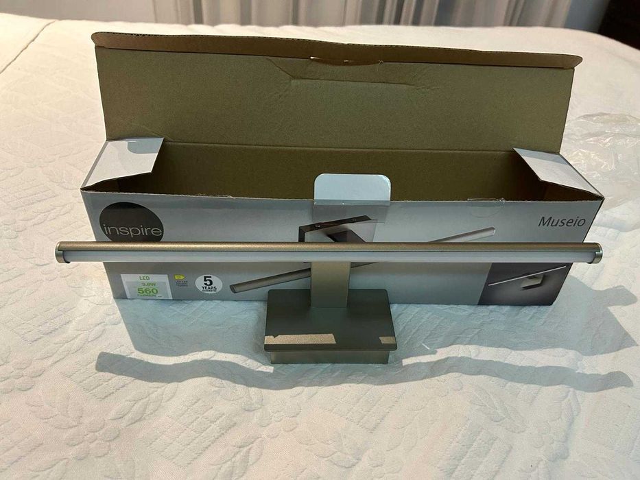 Oportunidade- Aplique de parede para quadros. Dourado sem brilho. Novo