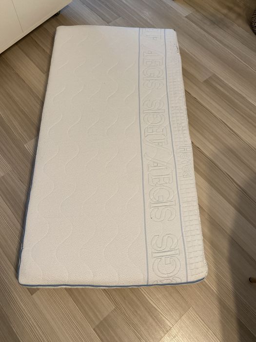 materac dla dziecka z prześcieradłami i podkładami