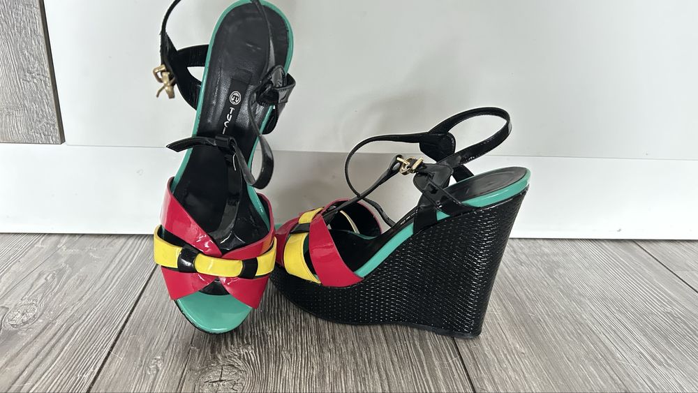 Босоніжки різні на 23,5 см(37 розмір)