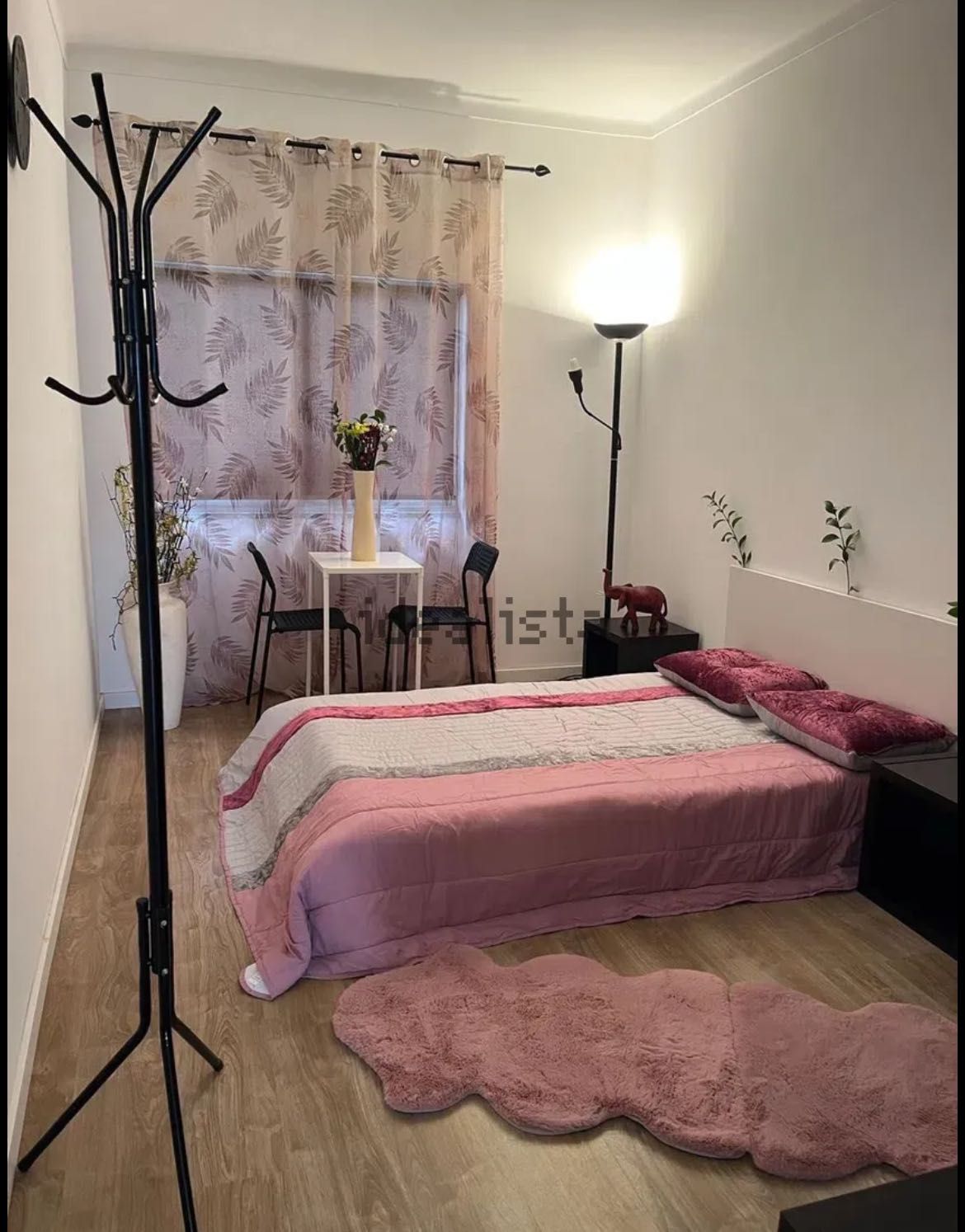 Alugo um quarto só para um pessoa