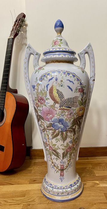 Jarro em faiança 80cm. Pintada à mão. Precisa restauro numa asa.