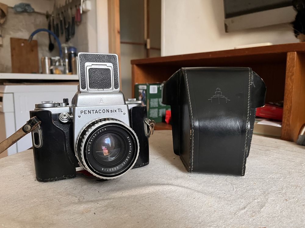 Pentacon Six z obiektywem - średni format