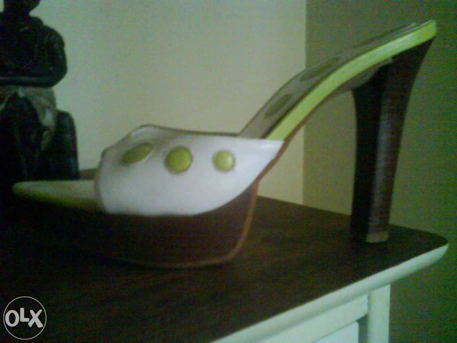 Sapatos compensados brancos ( como novos)